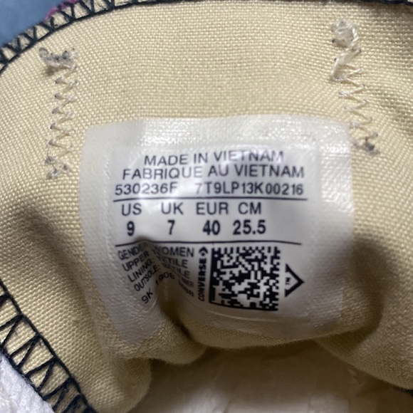Woman’s Converse - Picture 4 of 5